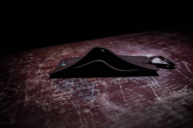 Ahşap masadaki eski deri cüzdan. Mali varlıklar konsepti, güvenilirlik mevduatları, sigorta tasarrufu.