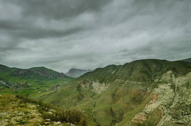 Dağ yolundan Bisiklete binme. Puslu dağ yolu yüksek dağlarda... Dağ yolu ile bulutlu gökyüzü