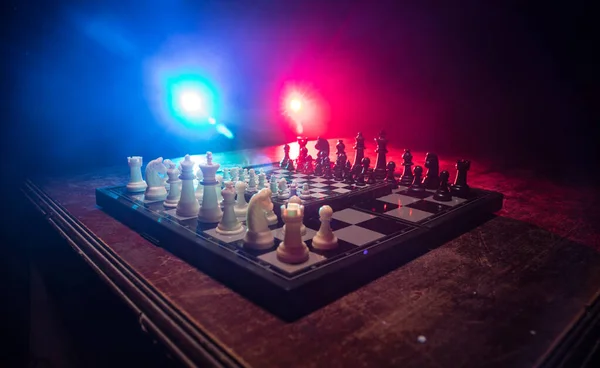 Figuras de ajedrez sobre un fondo oscuro con humo y niebla. Enfoque selectivo —  Fotos de Stock