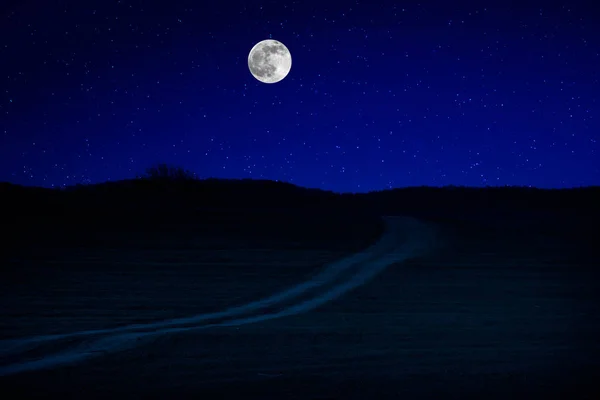 Paisaje nocturno escénico de carretera rural por la noche con luna grande — Foto de Stock