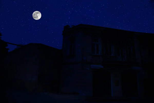 Повний місяць над містом вночі, Баку Азербайджан. Великий повний місяць світить — стокове фото