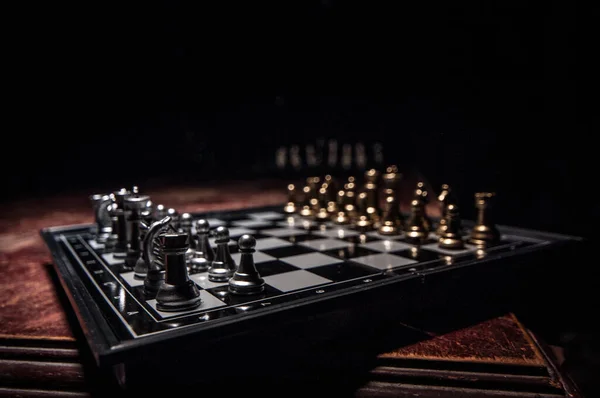 Šachové figurky na tmavém pozadí s kouřem a mlhou. Selektivní zaměření — Stock fotografie