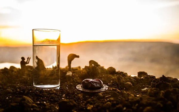 Voda a datle. Iftar je večerní jídlo. Pohled na dekoraci dovolená v Ramadan Kareem na písku. Slavnostní přání, Pozvánka na muslimský holyden. — Stock fotografie