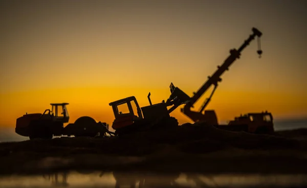 Resumo Fundo industrial com silhueta de guindaste de construção sobre incrível céu pôr do sol. Guindaste móvel contra o céu da noite. Linha do horizonte industrial. Foco seletivo — Fotografia de Stock