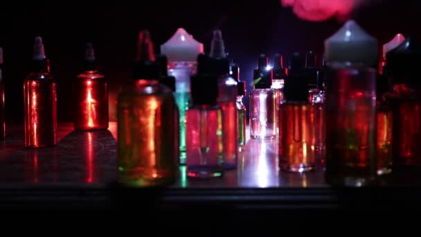 Conceito Violação Nuvens Fumaça Vape Garrafas Líquidas Fundo Escuro Efeitos — Vídeo de Stock