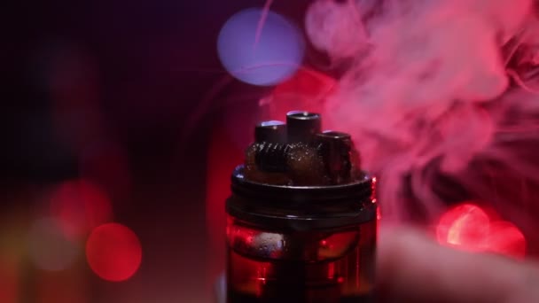 Koncepcja Vape Chmury Dymne Wapno Butelki Cieczy Ciemnym Tle Efekty — Wideo stockowe