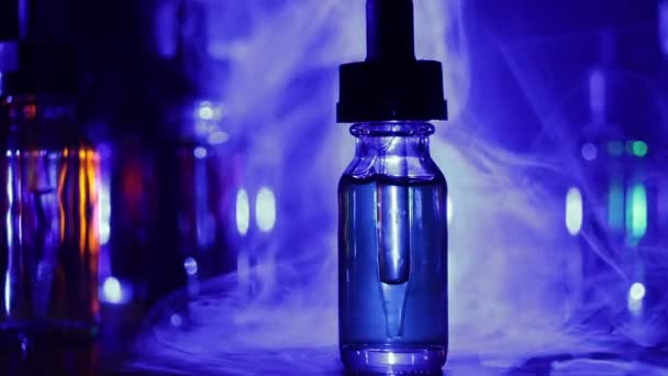 Concepto Vape Nubes Humo Botellas Vapor Líquido Sobre Fondo Oscuro — Vídeo de stock