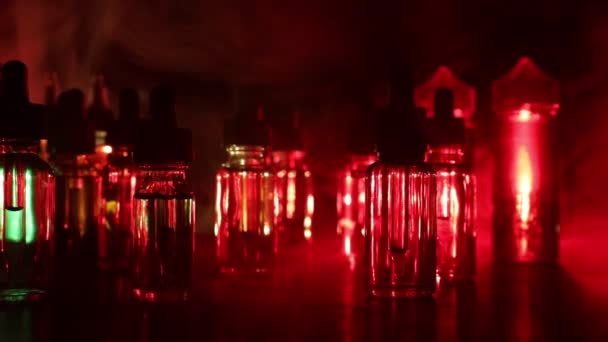 Vape Concept Rook Wolken Vape Vloeibare Flessen Donkere Achtergrond Lichteffecten — Stockvideo