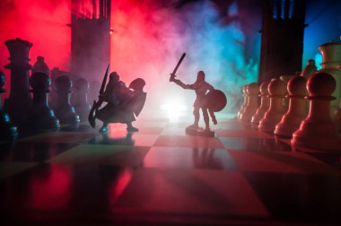 Süvari ve satranç tahtası üzerinde piyade ile ortaçağ savaş sahnesi. Satranç oyununu kavramı iş fikirleri ve rekabet ve strateji fikirler duman ve sis karanlık bir arka plan üzerinde satranç figürleri.