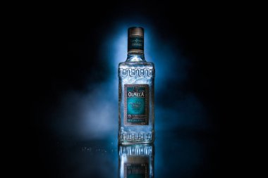 Bakü, Azerbaycan - 16 Haziran 2019. Olmeca Tekila, ahşap masada, sisli bir arka planda. Olmeca Tequila, Meksika 'nın Jalisco şehrinde üretilen tekila. Olmeca 'nın sahibi Pernod Ricard Grubu..