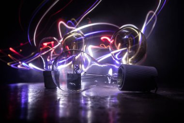 Parlak, geçmişe dönük, lüks lamba dekoru. Parlayan ampullerin yaratıcı sanat dekorasyonuna sahip soyut koyu arkaplan.