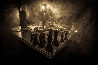 Satranç masası iş fikirleri ve rekabet konsepti. Kırık satranç tahtasıyla karanlık bir arka planda satranç figürü. Yaratıcı sanat dekorasyonu. Seçici odak