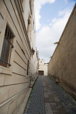 Azerbaycan 'ın eski kenti Bakü' de boş bir cadde. Eski şehir Bakü. Inner City binaları. Bahar erken geldi.