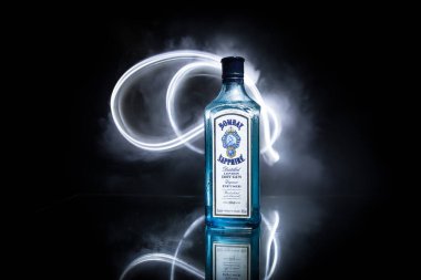 Bakü, Azerbaycan - 16 Haziran. 2019, bir şişe Bombay Sapphire, Bacardi tarafından dağıtılan bir cin markası. 1987 'de Uluslararası Damıtıcılar ve Vintnerlar tarafından piyasaya sürüldü..