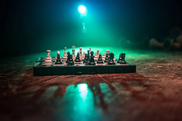 棋盘游戏经营理念和竞争理念 国际象棋人物在黑暗的背景与烟雾和雾 选择性聚焦 — 图库照片