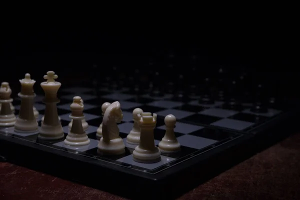 棋盘游戏经营理念和竞争理念 国际象棋人物在黑暗的背景与烟雾和雾 选择性聚焦 — 图库照片