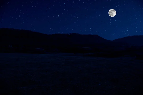 Mountain Road Através Floresta Uma Noite Lua Cheia Paisagem Noturna — Fotografia de Stock