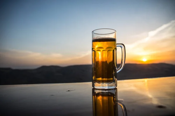 Bicchiere Birra Una Spiaggia Tramonto Raffreddamento Concetto Bevanda Estiva Primo — Foto Stock