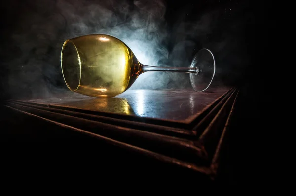 Üres Korsó Bor Asztalon Gyönyörű Tónusú Fényekkel Háttérben Egy Üveg — Stock Fotó