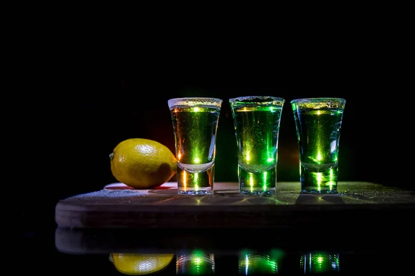 クラブドリンクコンセプト おいしいアルコールは バーでテキーラと鮮やかな暗い背景やメガネにライムと塩とカクテルテキーラを飲みます 選択フォーカス — ストック写真