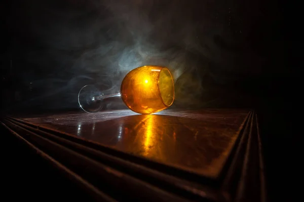 Esvaziado Cálice Vinho Mesa Madeira Com Belas Luzes Tonificadas Fundo — Fotografia de Stock