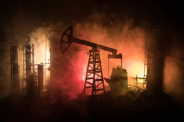 Pompe Huile Usine Raffinage Pétrole Nuit Avec Brouillard Rétroéclairage Concept — Photo