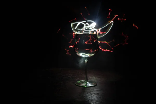 背景に美しいトーンのライトと木製のテーブルの上のワインのゴブレット 暗い背景にワインのグラス 選択的フォーカス クラブドリンクのコンセプト — ストック写真