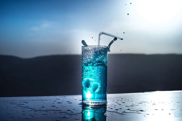 Cooling Summer Drink Concept Cocktail Glasses Splashing Sunset Close Wet — Stock Photo, Image