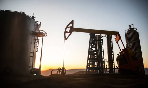 Bomba Óleo Fábrica Refino Óleo Pôr Sol Conceito Industrial Energia — Fotografia de Stock