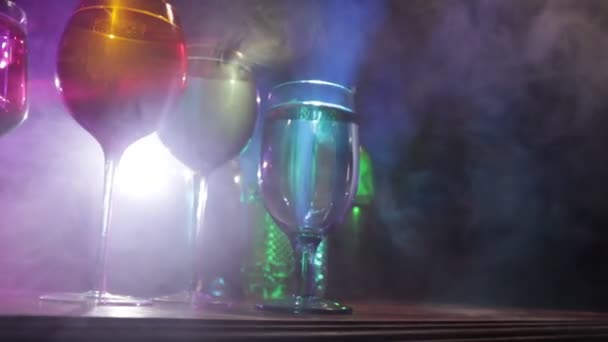 Calice Vino Sul Tavolo Legno Con Belle Luci Toniche Sullo — Video Stock