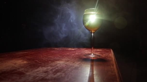 Ahşap Masada Şarap Kadehi Arka Planda Güzel Renkli Işıklar Karanlık — Stok video
