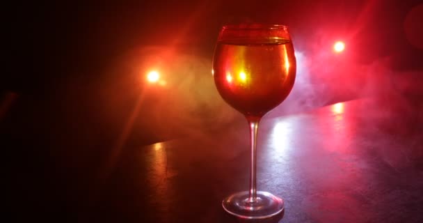 Cálice Vinho Mesa Madeira Com Belas Luzes Tonificadas Fundo Copos — Vídeo de Stock