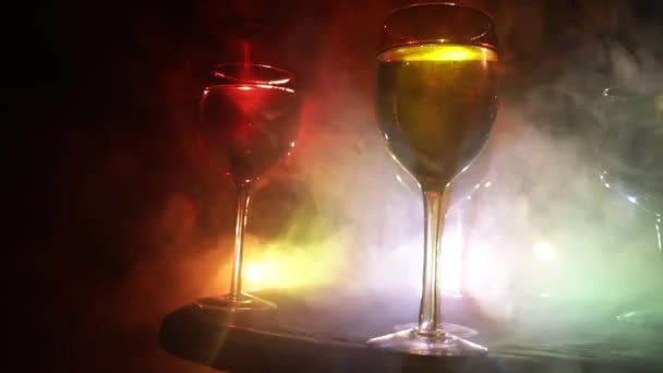 Copa Vino Sobre Mesa Madera Con Hermosas Luces Tonificadas Fondo — Vídeo de stock