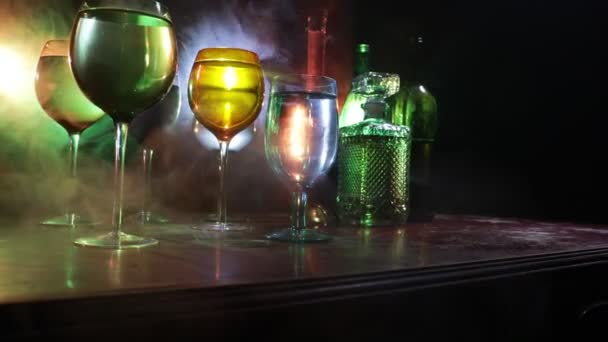 Ahşap Masada Şarap Kadehi Arka Planda Güzel Renkli Işıklar Karanlık — Stok video