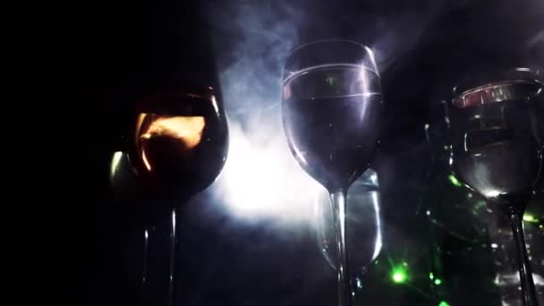Copa Vino Sobre Mesa Madera Con Hermosas Luces Tonificadas Fondo — Vídeos de Stock