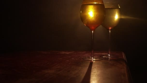 Kielich Wina Drewnianym Stole Pięknymi Stonowanymi Światłami Tle Szklanki Wina — Wideo stockowe