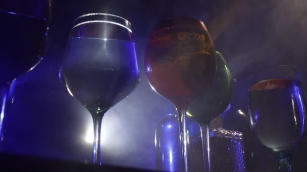 Goblet Vin Träbord Med Vackra Tonade Lampor Bakgrunden Glasögon Vin — Stockvideo