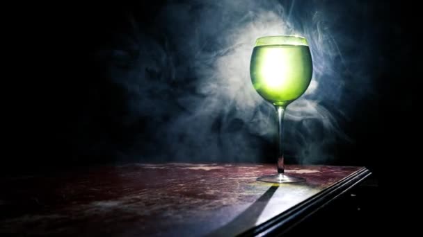 Goblet Vin Träbord Med Vackra Tonade Lampor Bakgrunden Glasögon Vin — Stockvideo