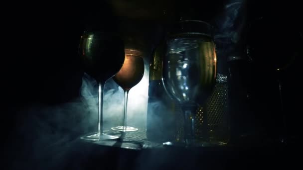 Bor Serleget Asztalon Gyönyörű Tónusú Fényekkel Háttérben Egy Üveg Bor — Stock videók