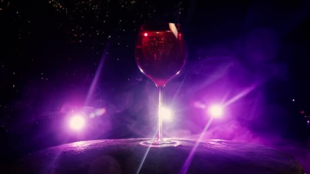 Goblet Van Wijn Houten Tafel Met Mooie Afgezwakte Lichten Achtergrond — Stockvideo