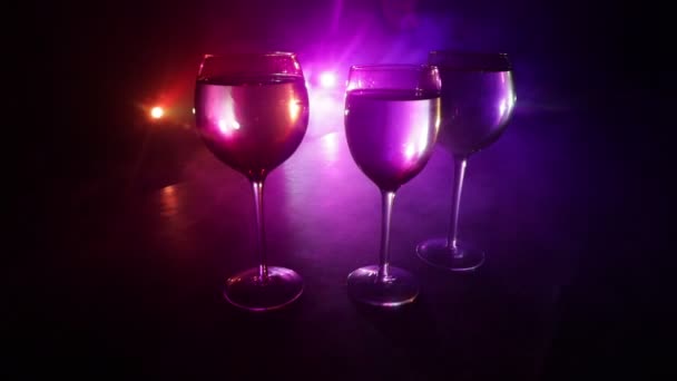 Gobelet Vin Sur Table Bois Avec Belles Lumières Toniques Sur — Video