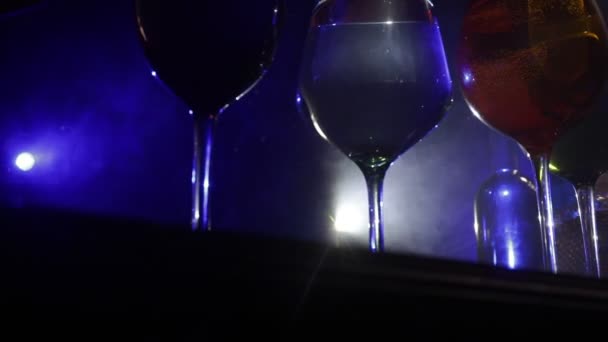 Cálice Vinho Mesa Madeira Com Belas Luzes Tonificadas Fundo Copos — Vídeo de Stock