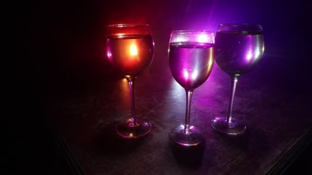 Copa Vino Sobre Mesa Madera Con Hermosas Luces Tonificadas Fondo — Vídeos de Stock