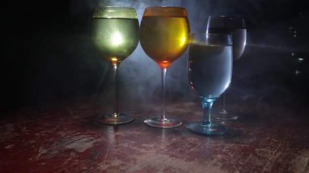 Gobelet Vin Sur Table Bois Avec Belles Lumières Toniques Sur — Video