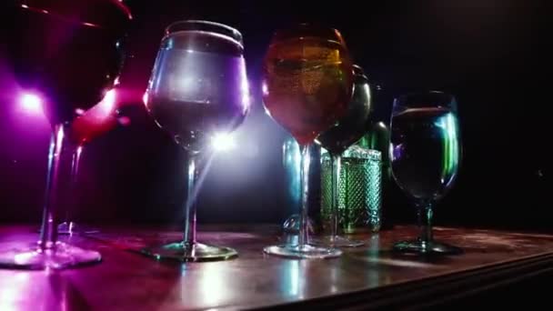 Cálice Vinho Mesa Madeira Com Belas Luzes Tonificadas Fundo Copos — Vídeo de Stock