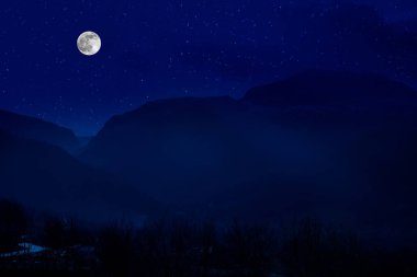 Dağ yolu ormandaki bir dolunay gecesi. Ülke yolun gece büyük moon ile doğal gece manzarası