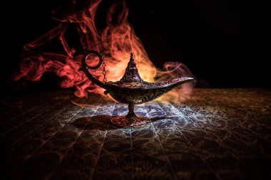 Antik Aladdin Arap geceleri, yumuşak beyaz dumanlı, karanlık arka planlı, cin tarzı yağ lambası. Dilek lambası konsepti