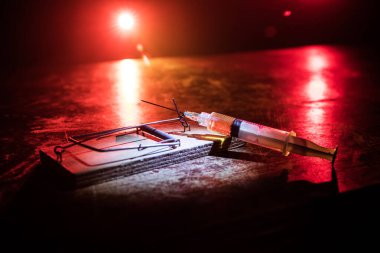 Narkotik uyuşturucu sorunu kavramı. Uyuşturucu şırıngası ve narkotik özellikler ahşap masada. Satın alma, uyuşturucu bulundurma ve satışı yasalar tarafından cezalandırılır. Yaratıcı sanat dekorasyonu