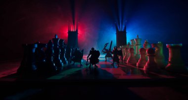 İş fikirleri ve rekabet Satranç tahtası oyun kavramı. Duman ve sis ile karanlık bir arka plan üzerinde Satranç rakamlar. Seçici odaklama