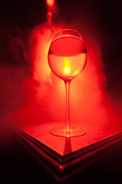 Ahşap masada şarap kadehi ve arka planda güzel renkli ışıklar. Karanlık arka planda şarap kadehleri. Seçici odaklanma. Kulüp içki konsepti